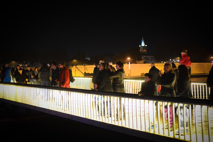 Zadrani oduševljeni hologramskim božićnim drvcem