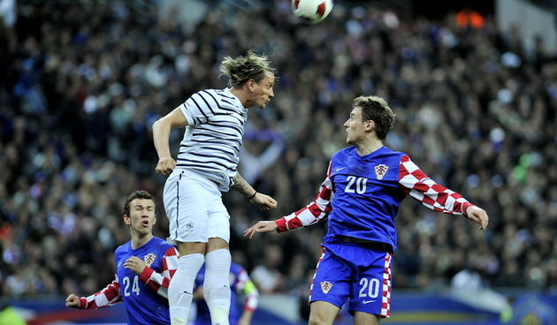 Pariz, 290311.
Stade de France.
Prijateljska nogometna utakmica izmedju reprezentacije Francuske i Hrvatske.
Na slici: Nikica Jelavic i Mexes Philippe.
Foto: Boris Kovacev / CROPIX