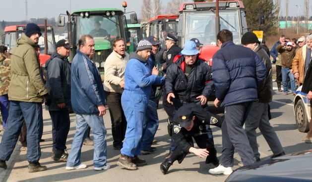 Vinkovci, 070310.
Seljaci koji su napravili blokadu traktorima juzne vinkovacke obilaznice krenuli su prema Vinkovcima. Zaustavljeni su nakon nekoliko stotina metara dolaskom interventne policije. 
Na fotografiji: Prilikom intervencije doslo je do nagurav