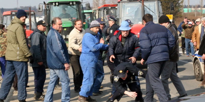 Vinkovci, 070310.
Seljaci koji su napravili blokadu traktorima juzne vinkovacke obilaznice krenuli su prema Vinkovcima. Zaustavljeni su nakon nekoliko stotina metara dolaskom interventne policije.
Na fotografiji: Prilikom intervencije doslo je do nagurav Vinkovci, 070310.
Seljaci koji su napravili blokadu traktorima juzne vinkovacke obilaznice krenuli su prema Vinkovcima. Zaustavljeni su nakon nekoliko stotina metara dolaskom interventne policije.
Na fotografiji: Prilikom intervencije doslo je do nagurav