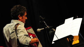 Zadar, .24.07.2012. snimio: Nenad Marčev
Brasil acoustic
Magda Mendes – vokal
Marcelo Godoy – vokal & akustična gitara
Nelson Latif – cavaquinho & akustična gitara
Gosti:
Renato Švorinić, bas,
Jadran Dučić Čićo, bubnjevi
Nebojša, ha Zadar, .24.07.2012. snimio: Nenad Marčev
Brasil acoustic
Magda Mendes – vokal
Marcelo Godoy – vokal & akustična gitara
Nelson Latif – cavaquinho & akustična gitara
Gosti:
Renato Švorinić, bas,
Jadran Dučić Čićo, bubnjevi
Nebojša, ha