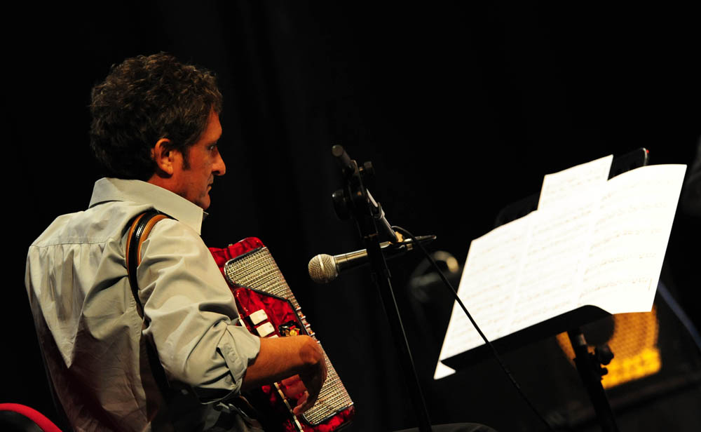 Zadar, .24.07.2012. snimio: Nenad Marčev
Brasil acoustic
Magda Mendes – vokal
Marcelo Godoy – vokal & akustična gitara
Nelson Latif – cavaquinho & akustična gitara
Gosti:
Renato Švorinić, bas,
Jadran Dučić Čićo, bubnjevi
Nebojša, ha Zadar, .24.07.2012. snimio: Nenad Marčev
Brasil acoustic
Magda Mendes – vokal
Marcelo Godoy – vokal & akustična gitara
Nelson Latif – cavaquinho & akustična gitara
Gosti:
Renato Švorinić, bas,
Jadran Dučić Čićo, bubnjevi
Nebojša, ha