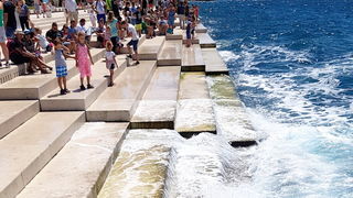 Guštanje u valovima i glazbi Morskih orgulja, a sliku je upotpunio jedrenjak Club Med 2. Foto: Mladen Malik Guštanje u valovima i glazbi Morskih orgulja, a sliku je upotpunio jedrenjak Club Med 2. Foto: Mladen Malik