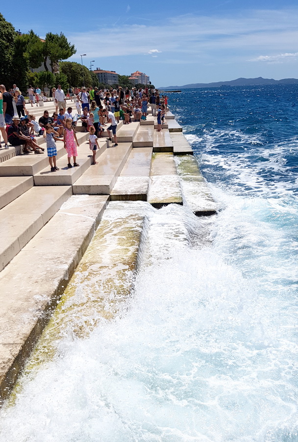 Guštanje u valovima i glazbi Morskih orgulja, a sliku je upotpunio jedrenjak Club Med 2. Foto: Mladen Malik Guštanje u valovima i glazbi Morskih orgulja, a sliku je upotpunio jedrenjak Club Med 2. Foto: Mladen Malik