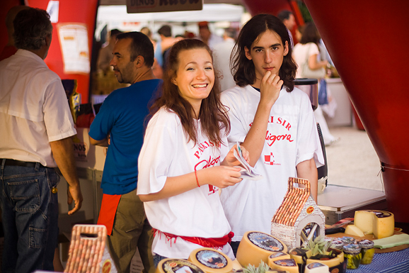 “Kupujmo hrvatsko” i “Vrijedne ruke” (foto:Saša Čuka) “Kupujmo hrvatsko” i “Vrijedne ruke” (foto:Saša Čuka)
