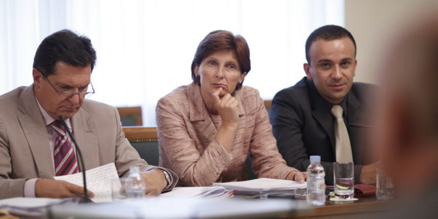 Zagreb, 130910.
Sjednica Saborskog istraznog povjerenstva za utvrdjivanje cinjenica u vezi s privatizacijom INA-e te svih ugovora izmedju Vlade RH i MOL-a.
Na slici: clanovi povjerenstva Boris Kunst, Ana Lovrin, Josip Salapic.
Foto: Dragan Matic / Cropix Zagreb, 130910.
Sjednica Saborskog istraznog povjerenstva za utvrdjivanje cinjenica u vezi s privatizacijom INA-e te svih ugovora izmedju Vlade RH i MOL-a.
Na slici: clanovi povjerenstva Boris Kunst, Ana Lovrin, Josip Salapic.
Foto: Dragan Matic / Cropix