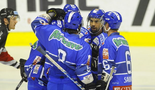 Zagreb, 090111.
Ledena dvorana Doma sportova, EBEL, susret ekipa KHL Medvescak Zagreb i EC Red Bull Salzburg.
Na slici: slavlje Medvescak.
Foto: Damir Krajac / CROPIX