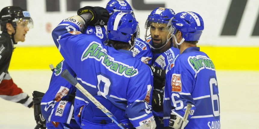 Zagreb, 090111.
Ledena dvorana Doma sportova, EBEL, susret ekipa KHL Medvescak Zagreb i EC Red Bull Salzburg.
Na slici: slavlje Medvescak.
Foto: Damir Krajac / CROPIX