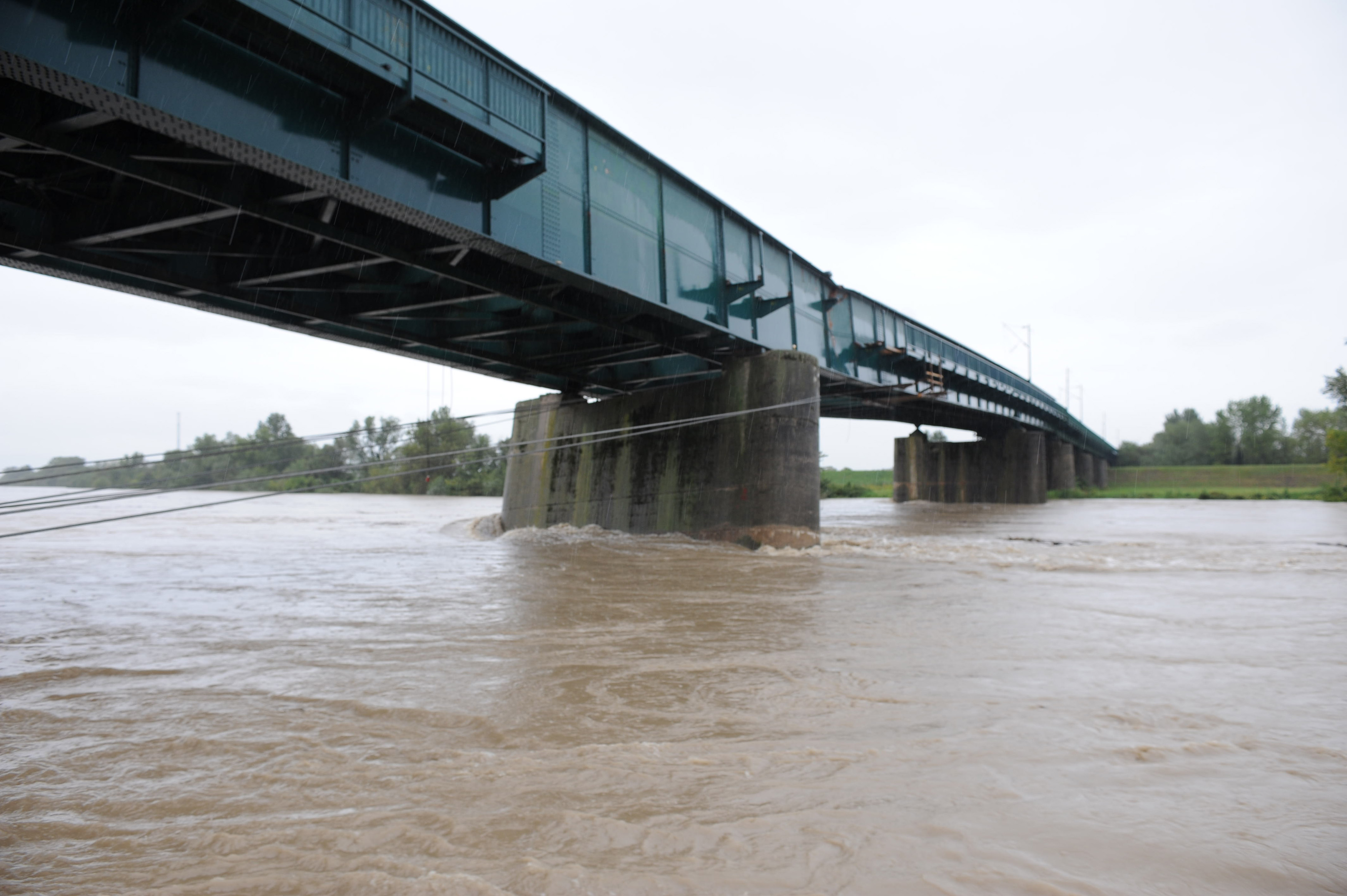 Rijeka Krapina se izlila iz svog korita nakon nekoliko dana neprekinutih kiša te je poplavila kuće i podrume u Zaprešiću, a vodostaj rijeke Save i dalje raste, Foto: Damir Krajac / CROPIX
