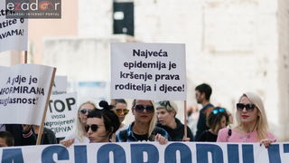 Prosvjedni skup roditelja protiv politike obaveznog cijepljenja Prosvjedni skup roditelja protiv politike obaveznog cijepljenja