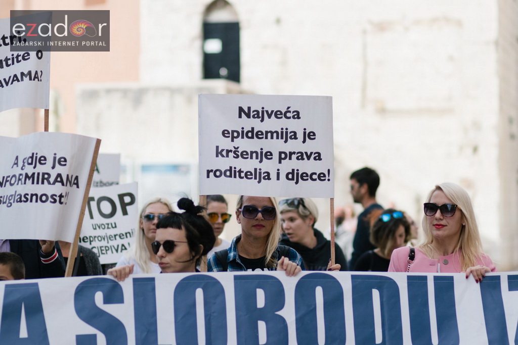 Prosvjedni skup roditelja protiv politike obaveznog cijepljenja Prosvjedni skup roditelja protiv politike obaveznog cijepljenja