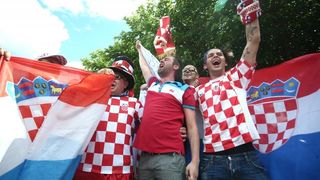 Hrvatski navijači okupirali Saint-Etienne pred utakmicu između Hrvatske i Češke. Photo: Sanjin Strukić/PIXSELL