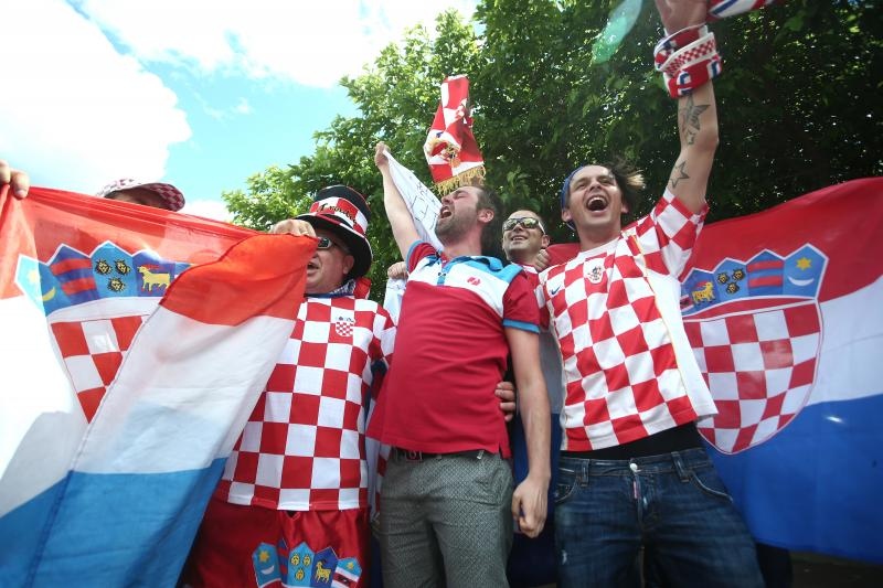 Hrvatski navijači okupirali Saint-Etienne pred utakmicu između Hrvatske i Češke. Photo: Sanjin Strukić/PIXSELL