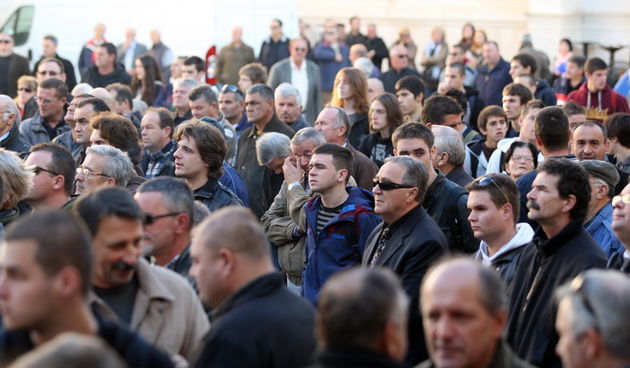 Zadar, 161112.
Zadarski trg.
Okupljanje gradjana koji daju podrsku generalima Anti Gotovini i Mladenu Markacu, uoci presude zalbenog vijeca Medjunarodnog suda za ratne zlocine na podrucju bivse Jugoslavije. Medjunarodni sud ce odrzati rociste na kojem ce