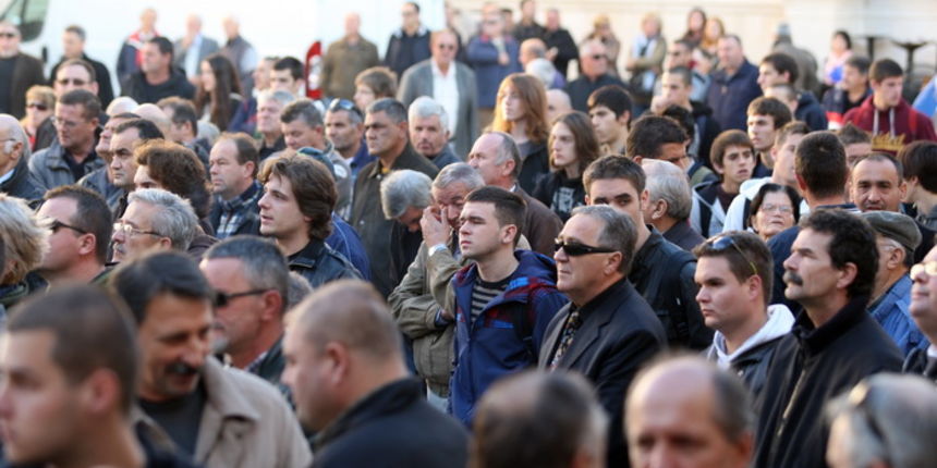 Zadar, 161112.
Zadarski trg.
Okupljanje gradjana koji daju podrsku generalima Anti Gotovini i Mladenu Markacu, uoci presude zalbenog vijeca Medjunarodnog suda za ratne zlocine na podrucju bivse Jugoslavije. Medjunarodni sud ce odrzati rociste na kojem ce Zadar, 161112.
Zadarski trg.
Okupljanje gradjana koji daju podrsku generalima Anti Gotovini i Mladenu Markacu, uoci presude zalbenog vijeca Medjunarodnog suda za ratne zlocine na podrucju bivse Jugoslavije. Medjunarodni sud ce odrzati rociste na kojem ce