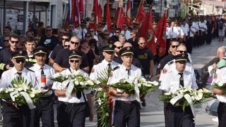 Posljednji mimohod vatrogasaca u cast za preminule kolege na otoku Kornatu odrzan je u Vodicama. Uz obitelji 10. obljetnici prisustvovao je veliki broj vatrogasaca iz cijele regije.