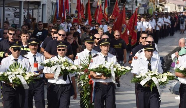 Posljednji mimohod vatrogasaca u cast za preminule kolege na otoku Kornatu odrzan je u Vodicama. Uz obitelji 10. obljetnici prisustvovao je veliki broj vatrogasaca iz cijele regije.