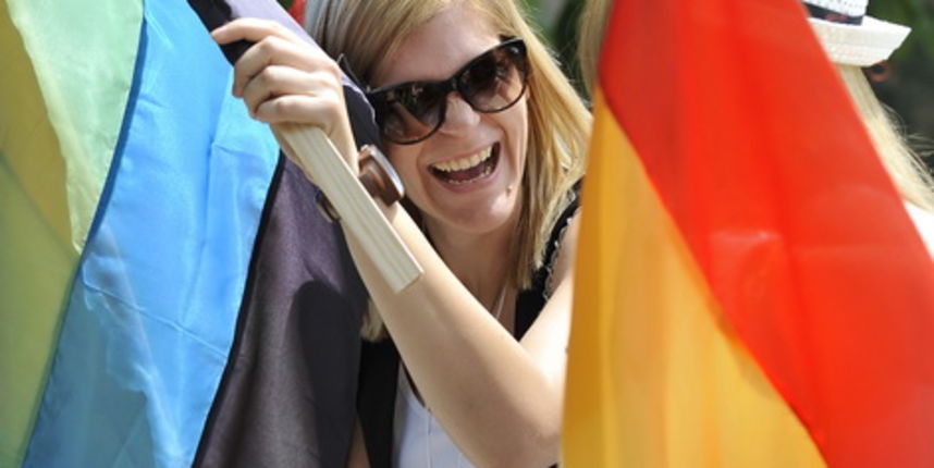 Split, 110611.
U Splitu se po prvi put odrzava Gay Pride koji organiziraju udruge Kontra, Iskorak i Domine. Povorka ponosa LGBT, prva izvan Zagreba, prolazi od Djardina preko Marmontove ulice i Rive do Peristila gdje je predvidjen prigodni programa.
Na sl