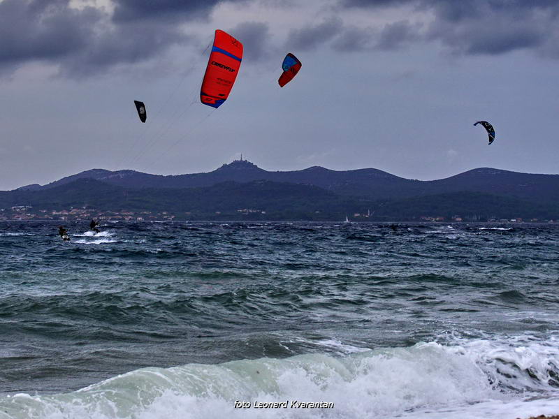 Kiteri i surferi uživali u jakom jugu