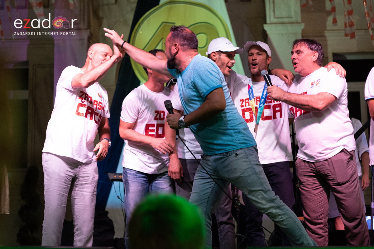 Svečani doček svjetskih prvaka Mihovila i Šime Fantele na Narodnom trgu Svečani doček svjetskih prvaka Mihovila i Šime Fantele na Narodnom trgu