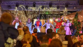 Sv. Nikola s Krampusom i Vilenjakom zabavljao djecu od Kampo Kaštela do Trga Petra Zoranića Sv. Nikola s Krampusom i Vilenjakom zabavljao djecu od Kampo Kaštela do Trga Petra Zoranića