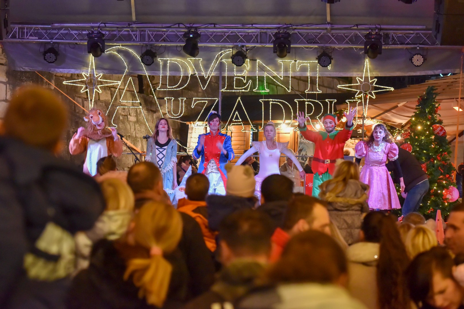 Sv. Nikola s Krampusom i Vilenjakom zabavljao djecu od Kampo Kaštela do Trga Petra Zoranića Sv. Nikola s Krampusom i Vilenjakom zabavljao djecu od Kampo Kaštela do Trga Petra Zoranića