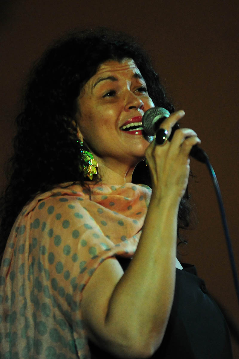 Zadar, 26.07.2013. snimio: Nenad Marčev
bossa nova
CATIA WERNECK QUARTET (BRA-FR)
CATIA WERNECK – vocal
VINCENT BIDAL – piano
LUKMIL PEREZ HERRERA – drums
RENATO ŠVORINIĆ – bass giuitar
Dvorište Providurove palače Zadar, 26.07.2013. snimio: Nenad Marčev
bossa nova
CATIA WERNECK QUARTET (BRA-FR)
CATIA WERNECK – vocal
VINCENT BIDAL – piano
LUKMIL PEREZ HERRERA – drums
RENATO ŠVORINIĆ – bass giuitar
Dvorište Providurove palače