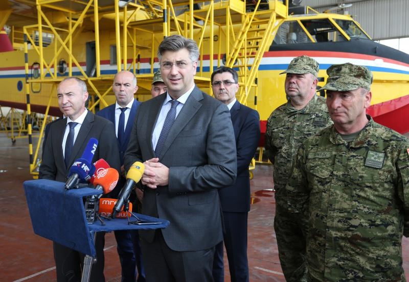 Plenković i Krstičević posjetili zračnu bazu Zemunik i protupožarnu eskadrilu Plenković i Krstičević posjetili zračnu bazu Zemunik i protupožarnu eskadrilu