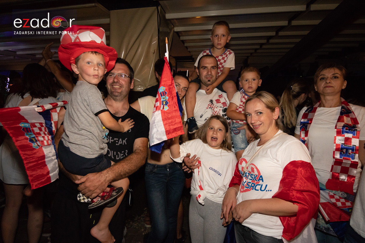 Čudesna noć: Velika fešta ulicama Zadra nakon plasmana Vatrenih u finale SP Čudesna noć: Velika fešta ulicama Zadra nakon plasmana Vatrenih u finale SP