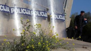 Radnicima škvera Nauta Lamjana interventna policija PU Zadarske onemogućila je pokušaj ulaska u škver u kojem se odvija stečajni postupak. Photo: Filip Brala/PIXSELL Radnicima škvera Nauta Lamjana interventna policija PU Zadarske onemogućila je pokušaj ulaska u škver u kojem se odvija stečajni postupak. Photo: Filip Brala/PIXSELL