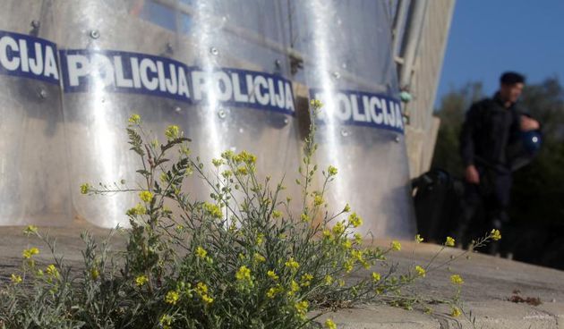 Radnicima škvera Nauta Lamjana interventna policija PU Zadarske onemogućila je pokušaj ulaska u škver u kojem se odvija stečajni postupak.  Photo: Filip Brala/PIXSELL