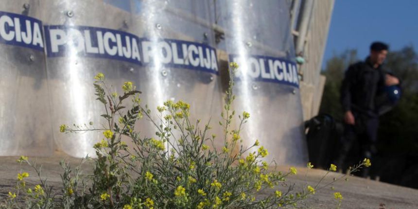 Radnicima škvera Nauta Lamjana interventna policija PU Zadarske onemogućila je pokušaj ulaska u škver u kojem se odvija stečajni postupak.  Photo: Filip Brala/PIXSELL