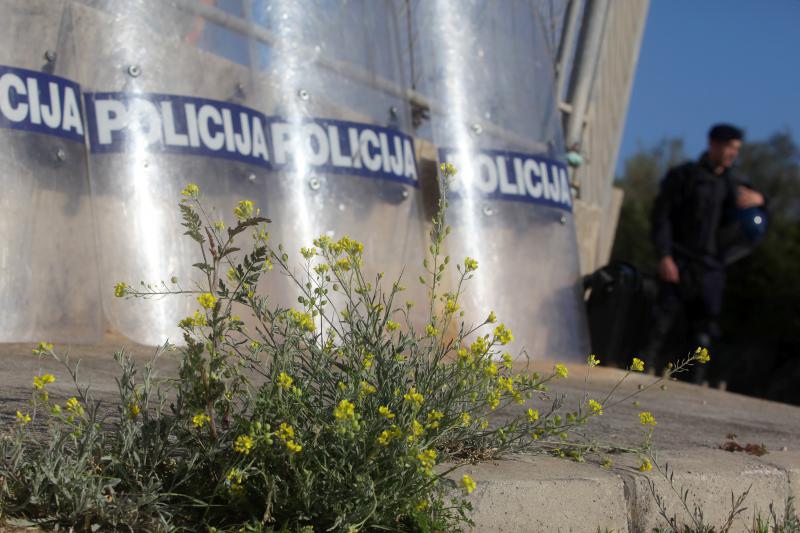 Radnicima škvera Nauta Lamjana interventna policija PU Zadarske onemogućila je pokušaj ulaska u škver u kojem se odvija stečajni postupak. Photo: Filip Brala/PIXSELL Radnicima škvera Nauta Lamjana interventna policija PU Zadarske onemogućila je pokušaj ulaska u škver u kojem se odvija stečajni postupak. Photo: Filip Brala/PIXSELL