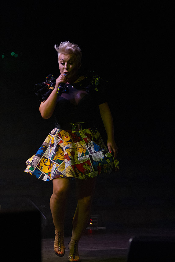 Mještani Bibinja sinoć su uživali u vrhunskom koncertu grupe Colonija na sportskom centru Crljenica Mještani Bibinja sinoć su uživali u vrhunskom koncertu grupe Colonija na sportskom centru Crljenica