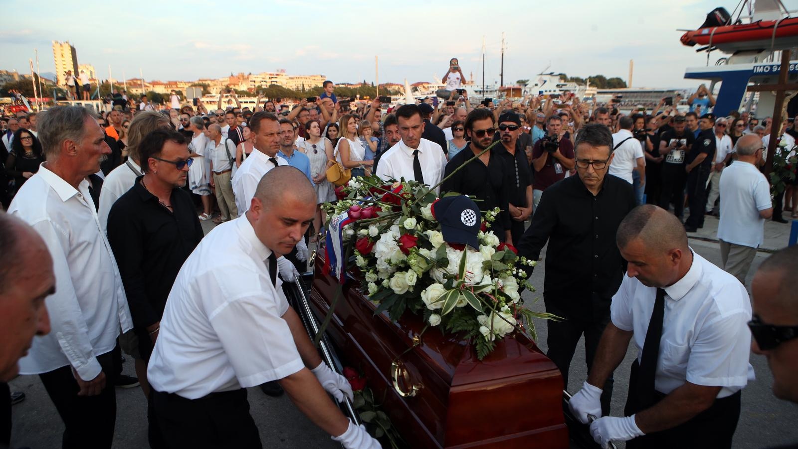 Split dostojanstveno na posljednju plovidbu ispratio legendu Olivera Dragojevića