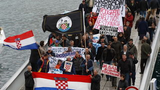 Zadar, 081210.
Prosvjed mjestana Podgradine ispred zgrade zupanijske uprave zbog toga jer njihovo mjesto nije registirano kao mjesto. Kolona prosvjednika je krenula s Branimirove obale, preko Poluotoka i dosla pred zgradu zupanije.
Foto: Vladimir Ivanov /