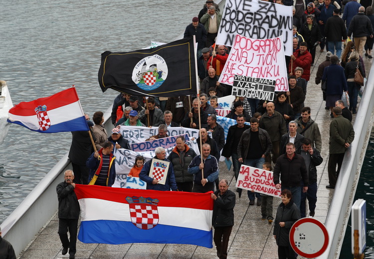 Zadar, 081210.
Prosvjed mjestana Podgradine ispred zgrade zupanijske uprave zbog toga jer njihovo mjesto nije registirano kao mjesto. Kolona prosvjednika je krenula s Branimirove obale, preko Poluotoka i dosla pred zgradu zupanije.
Foto: Vladimir Ivanov /