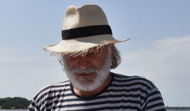 Glumica Milena Dravic poklonila je drveni brodic koji je bio u vlasnistvu pokojnog glumca Dragana Nikolica zajednickom prijatelji Radi Serbedziji. Vjecni podsjetnik da je to nekad bila barka poznatog glumca je njegovo lice na samom camcu iz filma Balkan E