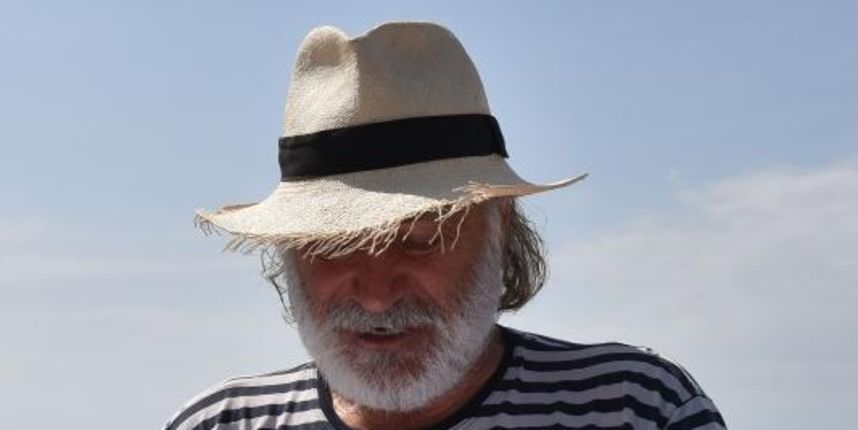 Glumica Milena Dravic poklonila je drveni brodic koji je bio u vlasnistvu pokojnog glumca Dragana Nikolica zajednickom prijatelji Radi Serbedziji. Vjecni podsjetnik da je to nekad bila barka poznatog glumca je njegovo lice na samom camcu iz filma Balkan E