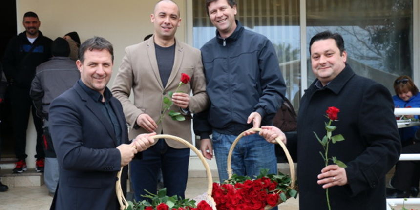 U organizaciji Općine Vir i Vir turizma virskim damama podijeljeno 400 ruža u povodu Dana žena U organizaciji Općine Vir i Vir turizma virskim damama podijeljeno 400 ruža u povodu Dana žena