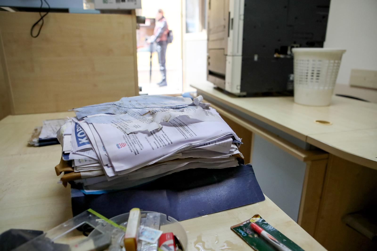 Obrovac: Poplava se polako povlači, stanovnici spašavaju stvari iz domova