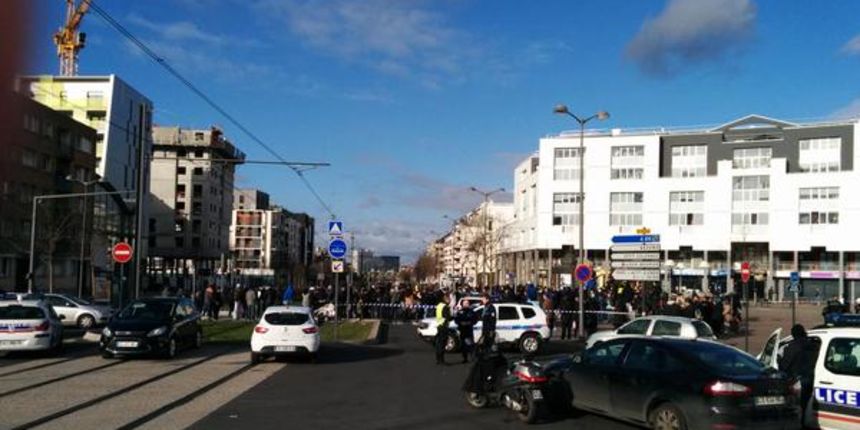 Talačka kriza u poštanskom uredu u predgrađu Pariza, foto: twitter/@dariospagnolo Talačka kriza u poštanskom uredu u predgrađu Pariza, foto: twitter/@dariospagnolo