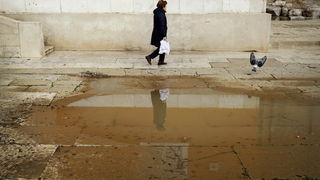 Zadar, 121211.
Jaka kisa koja je u jutarnjim satima pala na podrucje Zadra uzrokovala je manje poteskoce u prometu te je poplavljeno nekoliko podruma koja su u brzom vremenu uz pomoc tvrtke Odvodnja i zadarskih vatrogasaca ispumpana. Na slici poplavljen P Zadar, 121211.
Jaka kisa koja je u jutarnjim satima pala na podrucje Zadra uzrokovala je manje poteskoce u prometu te je poplavljeno nekoliko podruma koja su u brzom vremenu uz pomoc tvrtke Odvodnja i zadarskih vatrogasaca ispumpana. Na slici poplavljen P