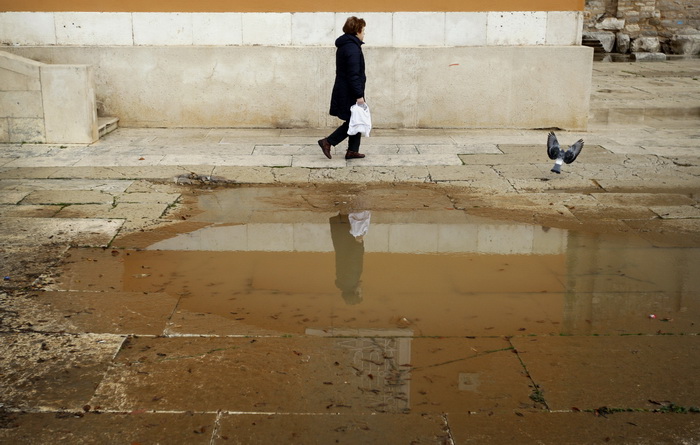 Zadar, 121211.
Jaka kisa koja je u jutarnjim satima pala na podrucje Zadra uzrokovala je manje poteskoce u prometu te je poplavljeno nekoliko podruma koja su u brzom vremenu uz pomoc tvrtke Odvodnja i zadarskih vatrogasaca ispumpana. Na slici poplavljen P Zadar, 121211.
Jaka kisa koja je u jutarnjim satima pala na podrucje Zadra uzrokovala je manje poteskoce u prometu te je poplavljeno nekoliko podruma koja su u brzom vremenu uz pomoc tvrtke Odvodnja i zadarskih vatrogasaca ispumpana. Na slici poplavljen P