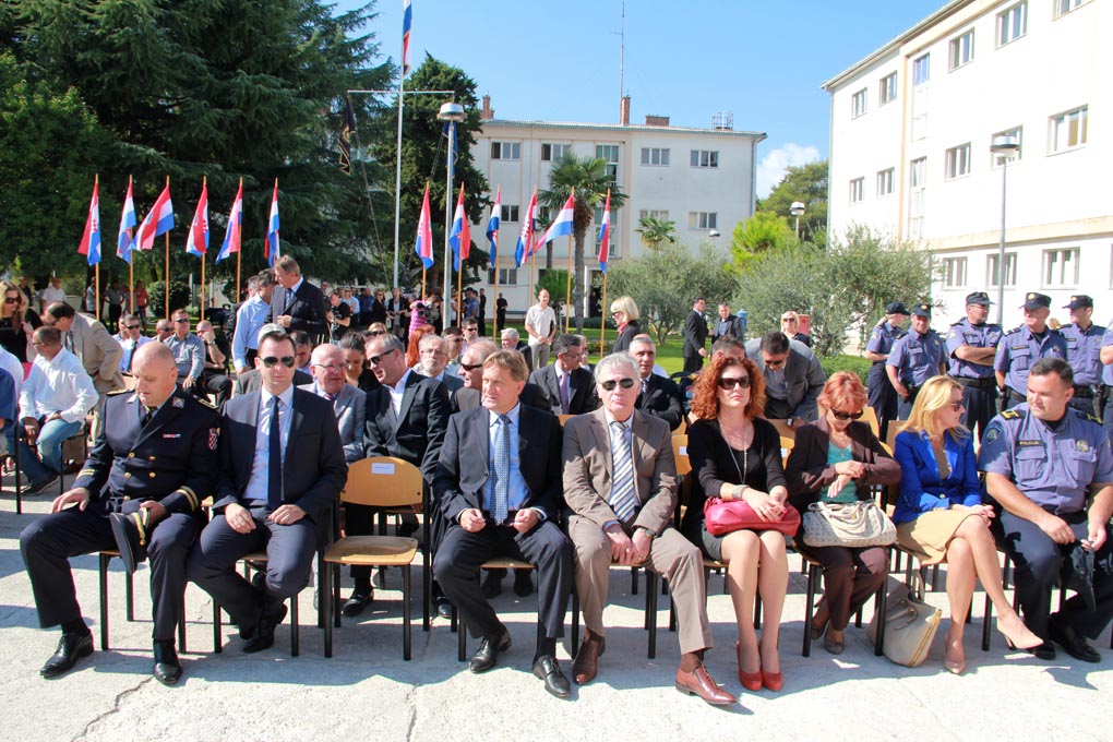 U prigodi Dana hrvatske policije i njihovog zaštitnika Sv.Mihovila danas je u PU Zadarskoj održana prigodna svečanost.U nastavku svečanosti, pokaznu vježbu samoobrane izveli su pripadnici interventne jedinice PU Zadarske te su podijeljena priznanja nagrađ U prigodi Dana hrvatske policije i njihovog zaštitnika Sv.Mihovila danas je u PU Zadarskoj održana prigodna svečanost.U nastavku svečanosti, pokaznu vježbu samoobrane izveli su pripadnici interventne jedinice PU Zadarske te su podijeljena priznanja nagrađ
