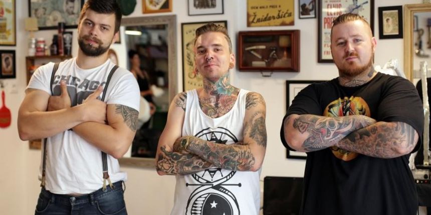U Green Deco frizerskom salonu odrzan je Tatts & cuts dogadjaj je koji je na jednom mjestu spojio umjetnost tetoviranja i vjestinu sisanja. Lukas Ferencic, Matteo Kociancic i Bojan Besek. Photo: Borna Filic/PIXSELL U Green Deco frizerskom salonu odrzan je Tatts & cuts dogadjaj je koji je na jednom mjestu spojio umjetnost tetoviranja i vjestinu sisanja. Lukas Ferencic, Matteo Kociancic i Bojan Besek. Photo: Borna Filic/PIXSELL