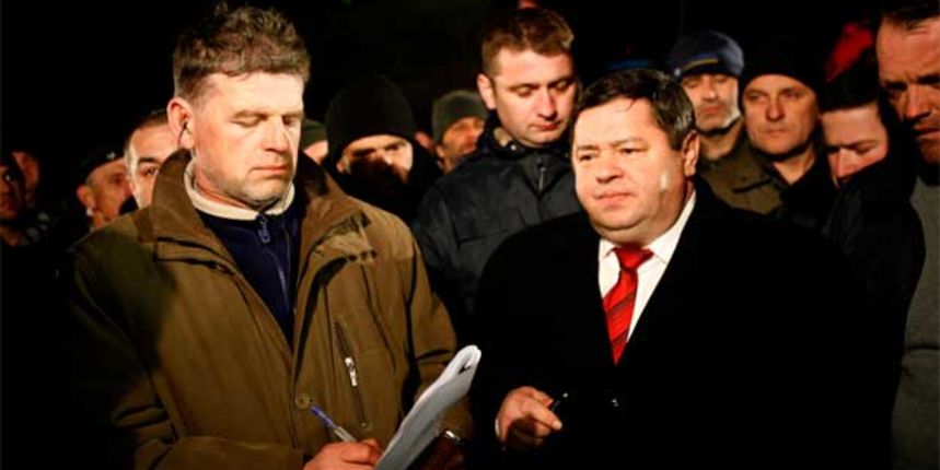 Čobanković sa seljacima (Foto:CROPIX) Čobanković sa seljacima (Foto:CROPIX)