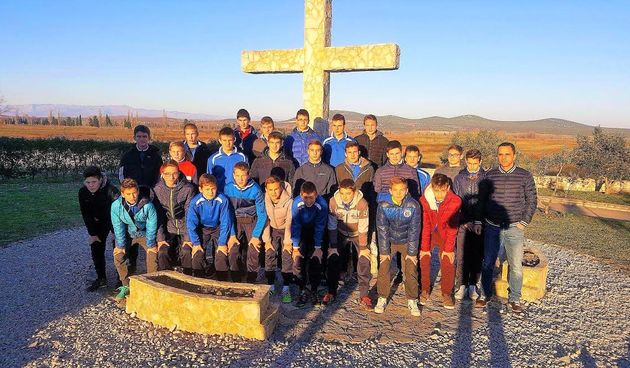 Polaznici škole nogometa HNK Primorac posjetili štićenike zajednice Cenacolo u Jankolovici