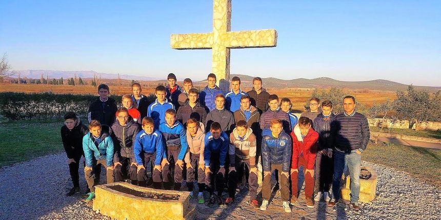 Polaznici škole nogometa HNK Primorac posjetili štićenike zajednice Cenacolo u Jankolovici Polaznici škole nogometa HNK Primorac posjetili štićenike zajednice Cenacolo u Jankolovici