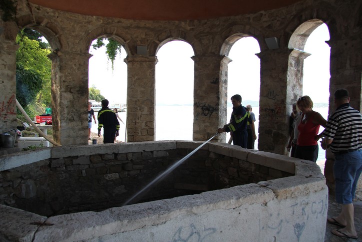 Karma:Počela akcija čišćenja Carske fontane Karma:Počela akcija čišćenja Carske fontane